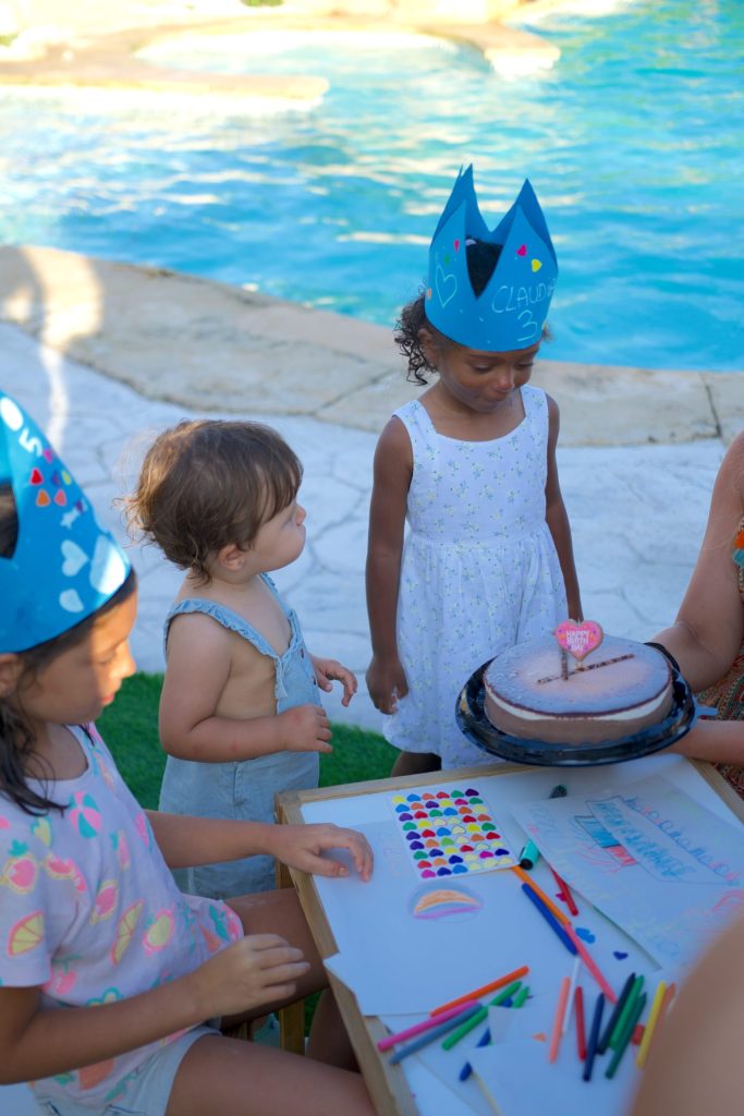 Infants celebrant un aniversari a la piscina de la Masia L’Encís