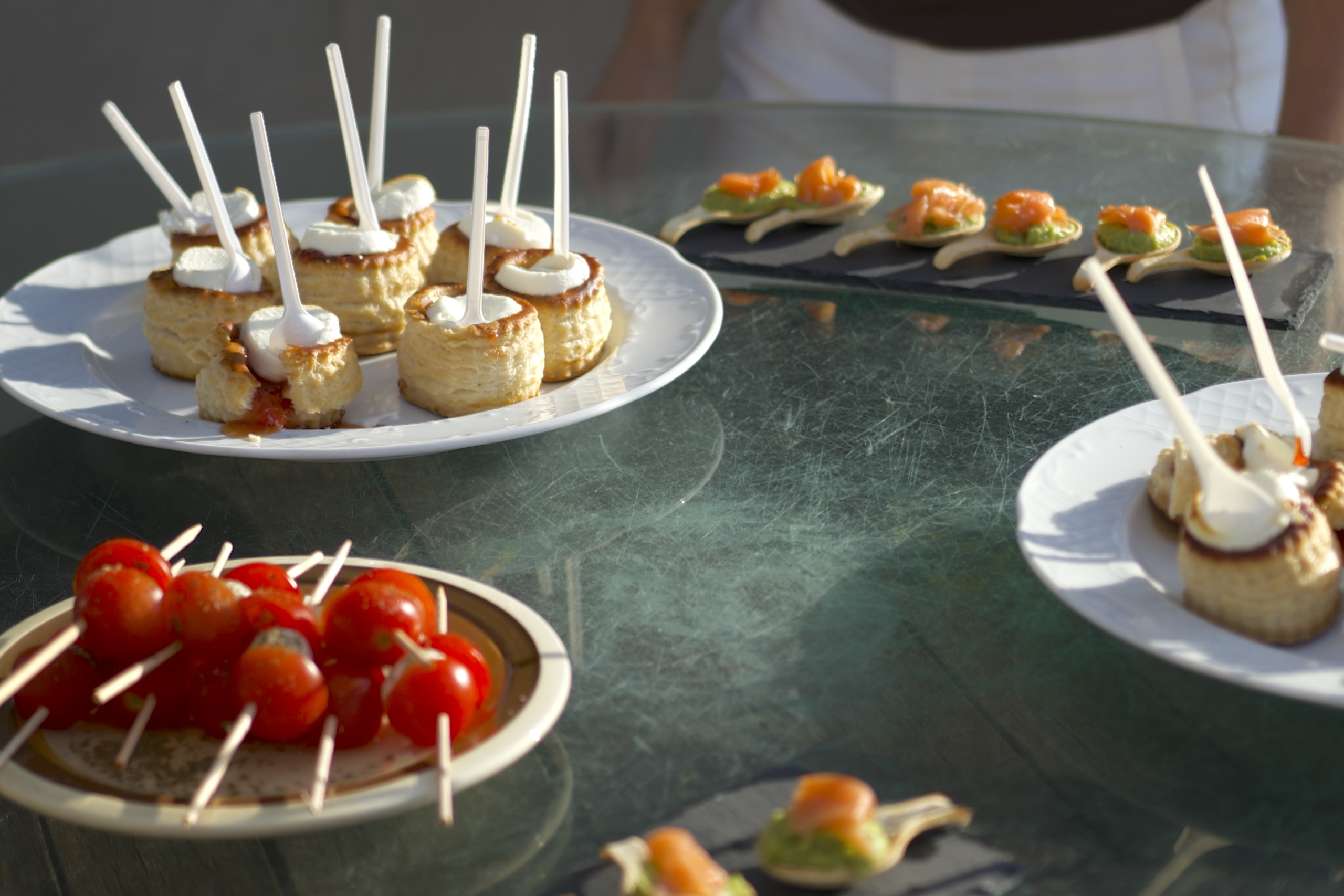 Aperitius gurmet servits a l’aire lliure durant l’esdeveniment Gaudeix a la Masia L’Encís