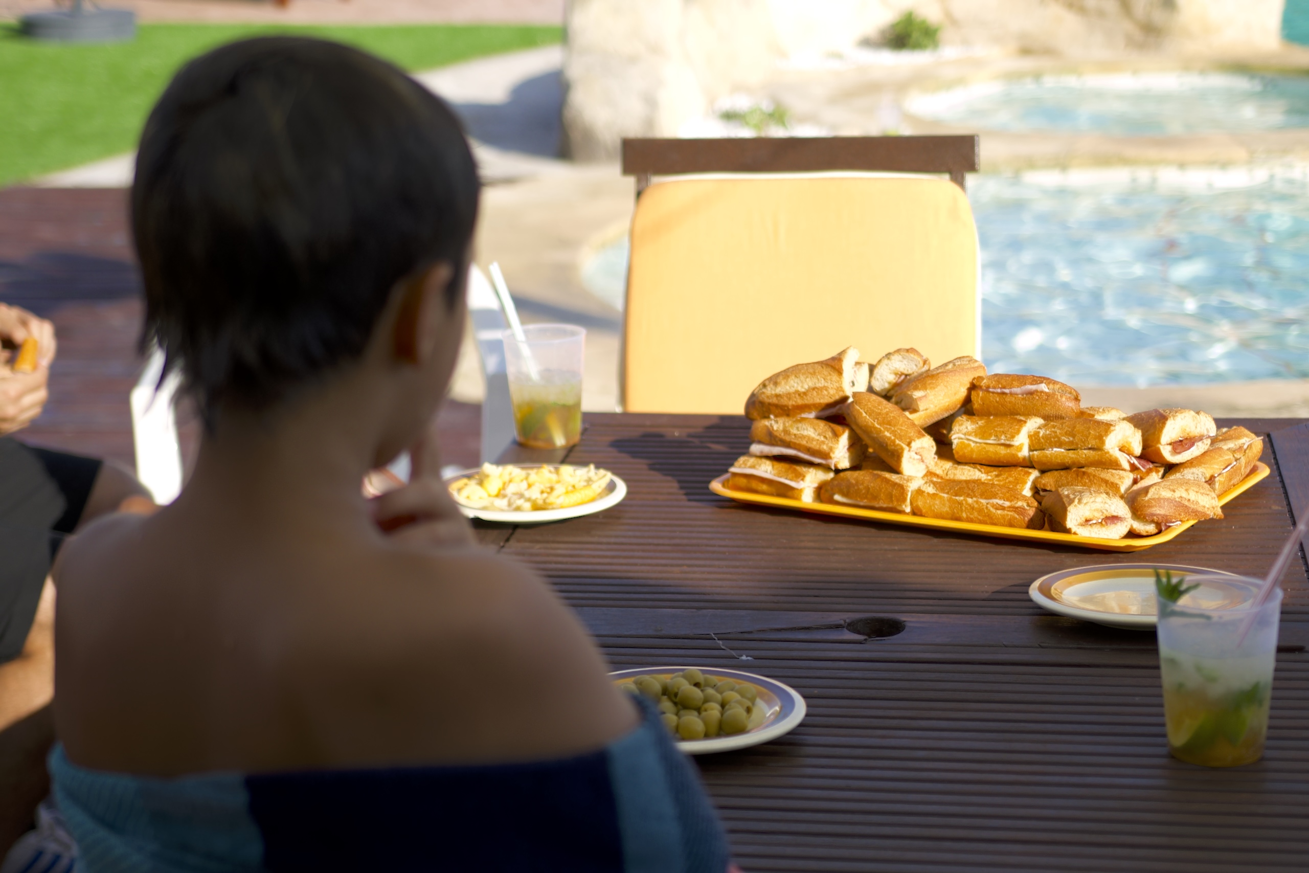 Berenar a l’aire lliure amb entrepans i olives a la piscina de la Masia L’Encís
