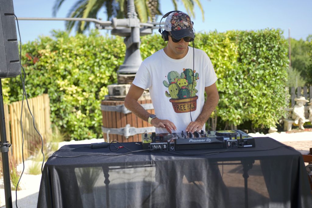 DJ punxant música en directe durant una festa a l’aire lliure a Masia L’Encís, al Penedès