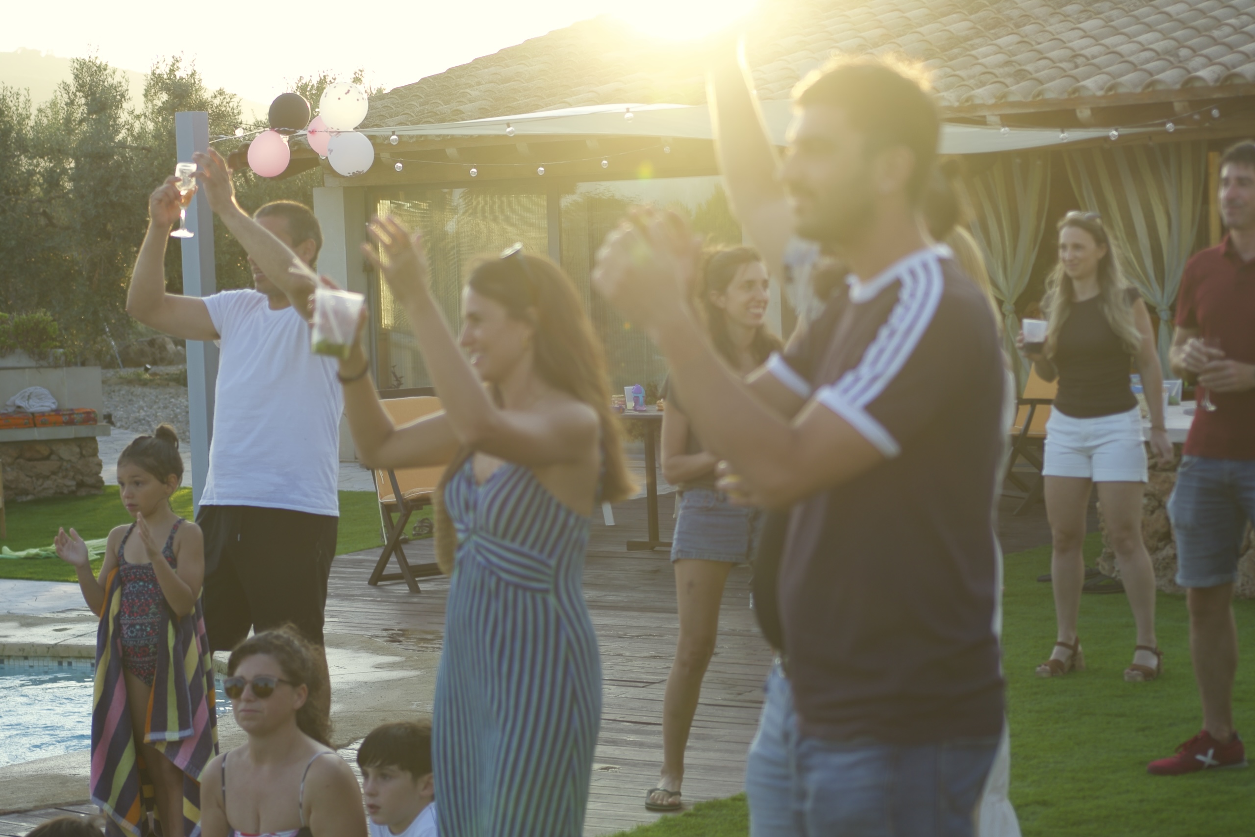 Persones brindant durant una festa al capvespre a la Masia L’Encís