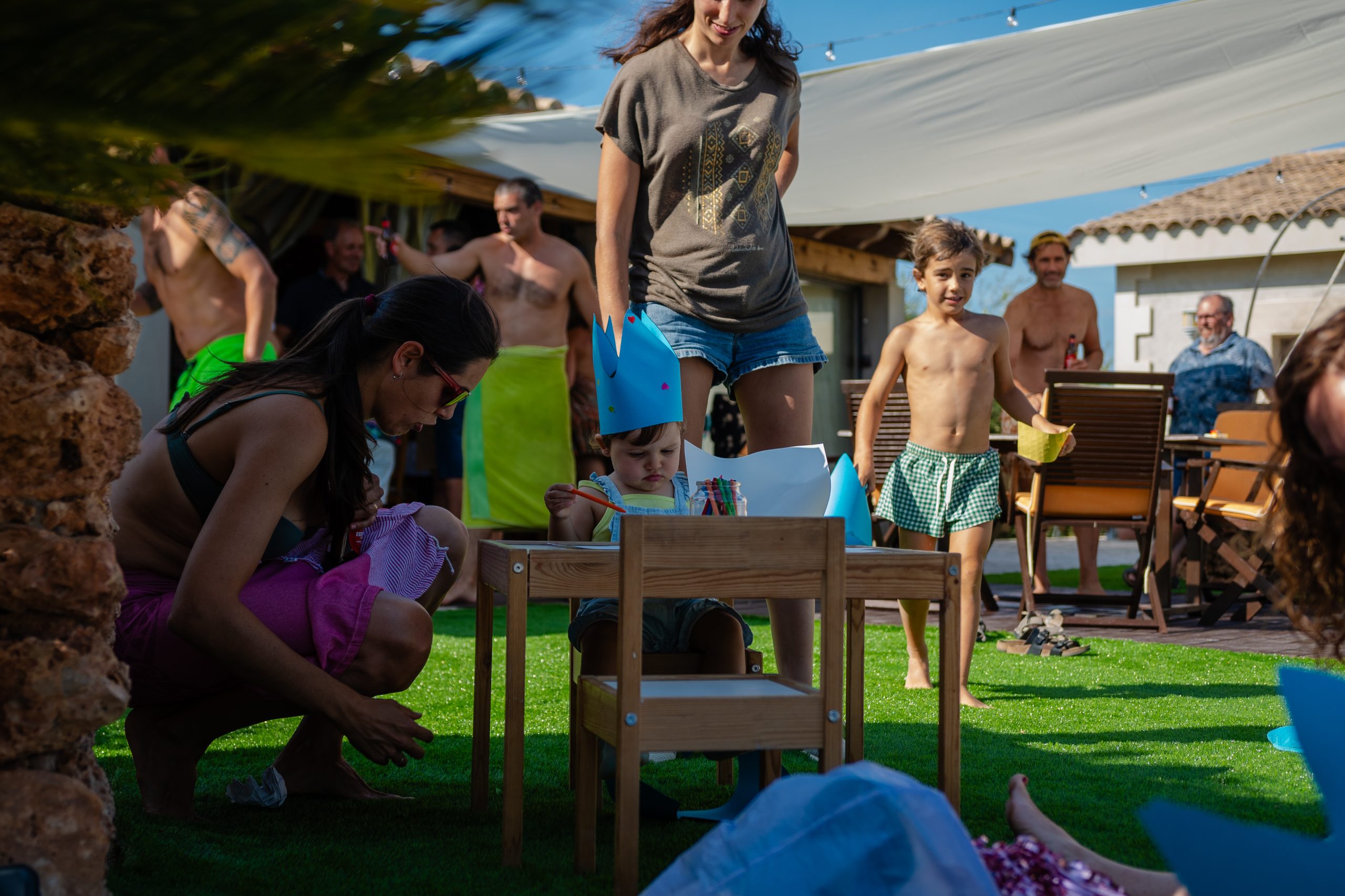 Infants celebrant una festa d’aniversari amb activitats a l’aire lliure a la Masia L’Encís