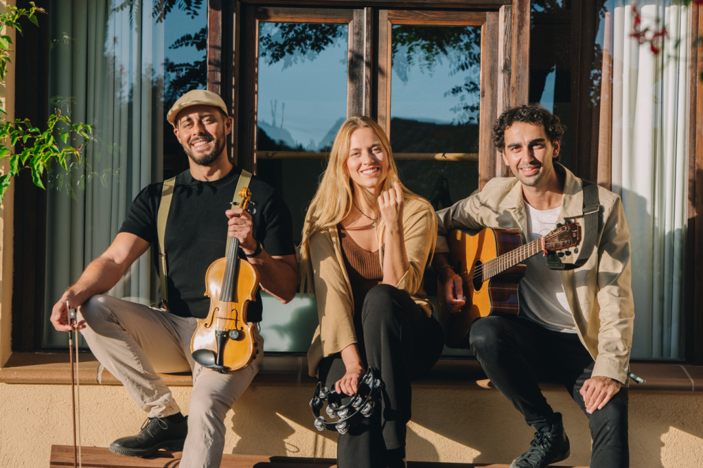 El grup Trifàsic amb violí, guitarra i veu a la Masia L’Encís