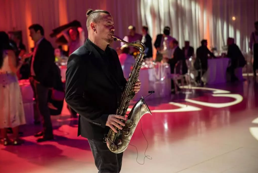 Joel Sempere tocant el saxòfon en directe durant una celebració a Masia L’Encís