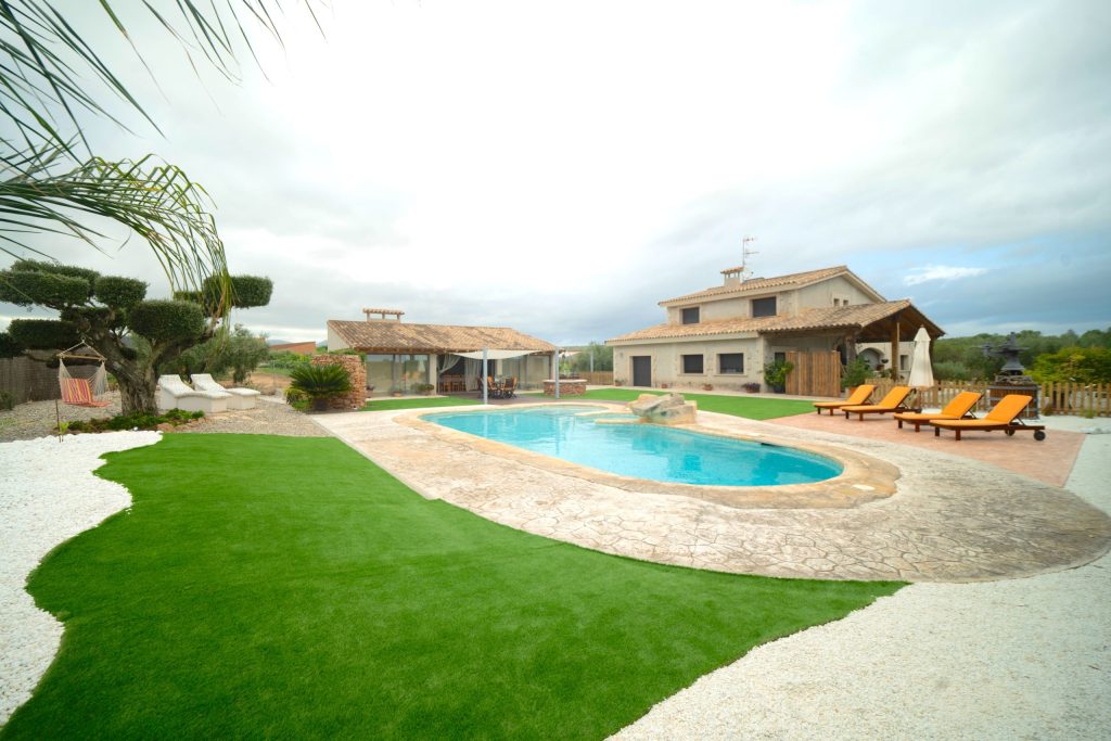 Piscina de Masia L’Encís envoltada de natura i espais chill out, ideal per celebracions al Penedès