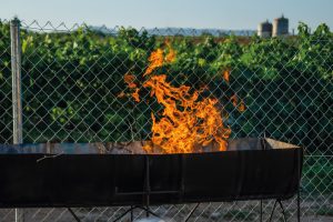 Barbacoa encesa amb foc viu a l’exterior de Masia L’Encís, ideal per a trobades i àpats a l’aire lliure