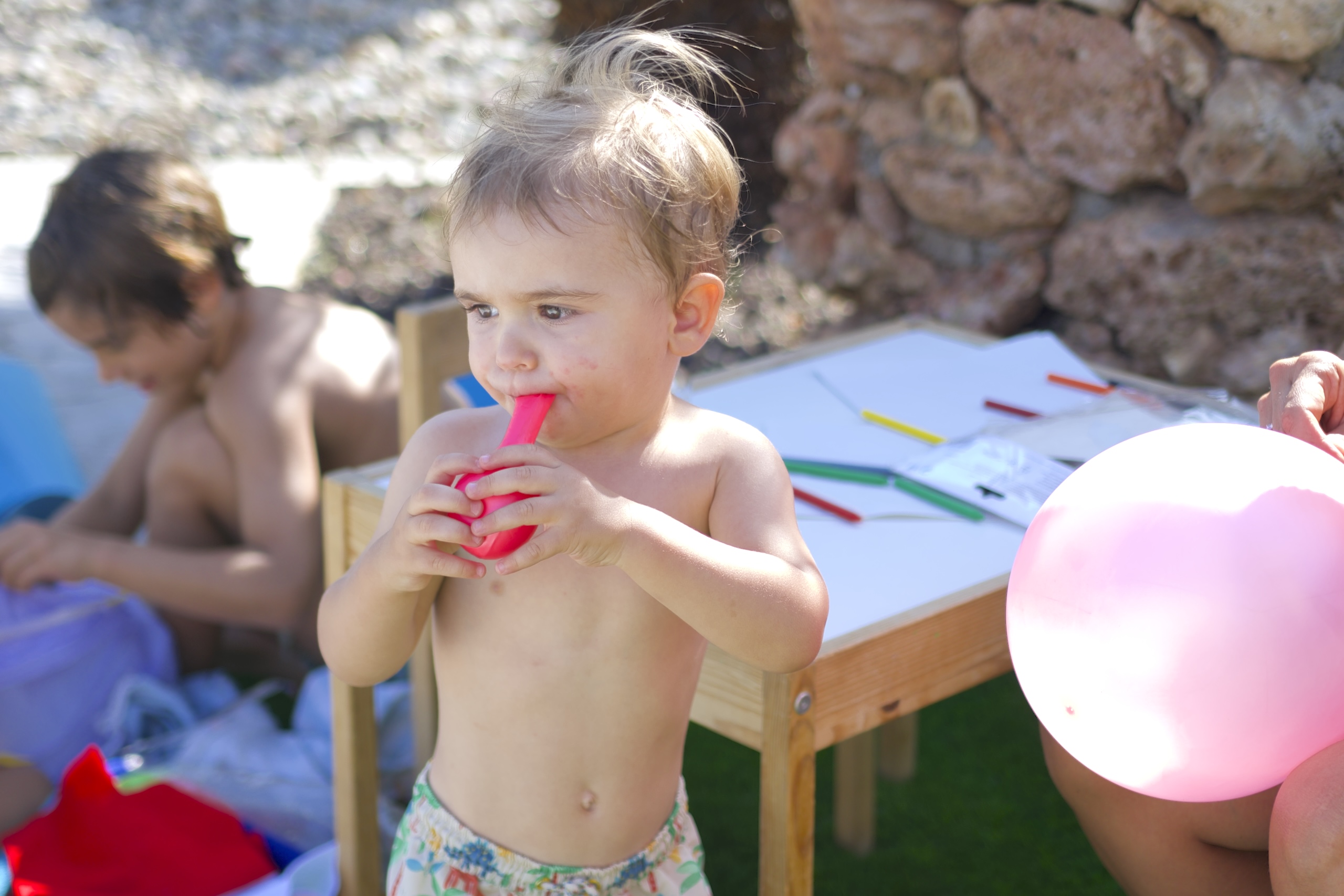 Nen jugant amb un globus durant una festa infantil a la Masia L’Encís