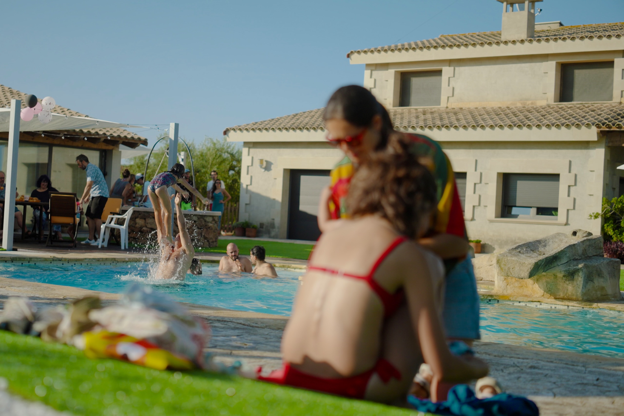 Famílies gaudint d’un dia a la piscina de la Masia L’Encís